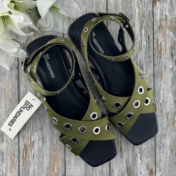 Women’s Strappy Grommet Sandals Flats Shoes Size 9 - Picture 1 of 9